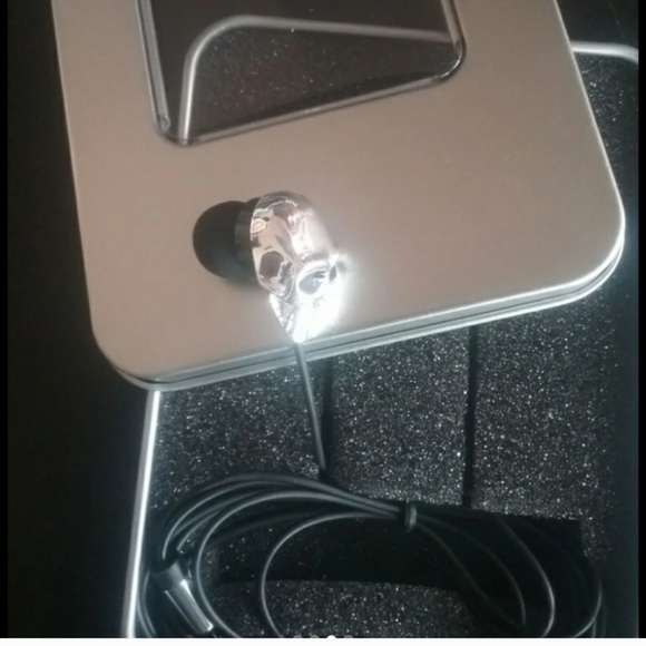 New never used skull headphones - Picture 2 of 4